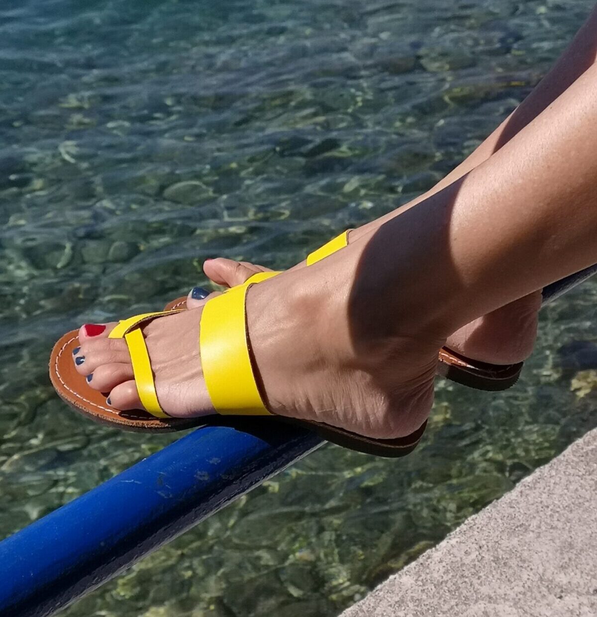 Ανάμεσα στον ήλιο και το κύμα, ένα κίτρινο βήμα