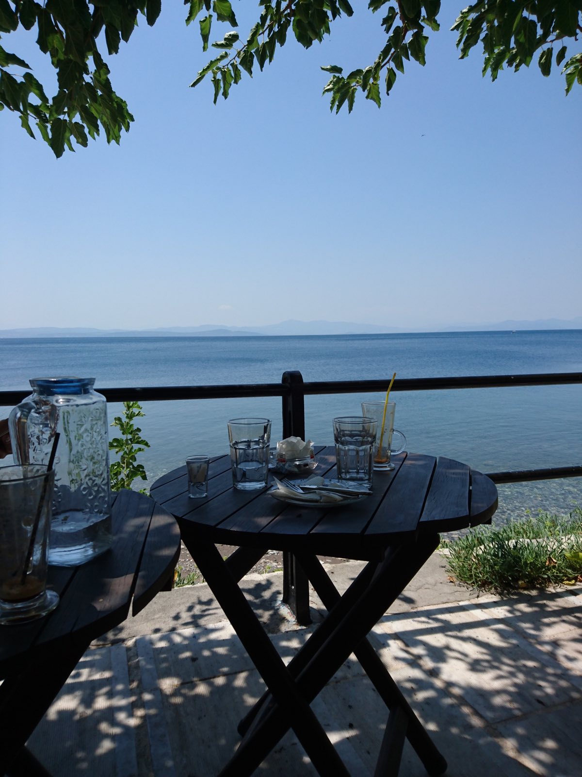Μισοί καφέδες, γεμάτες αναμνήσεις